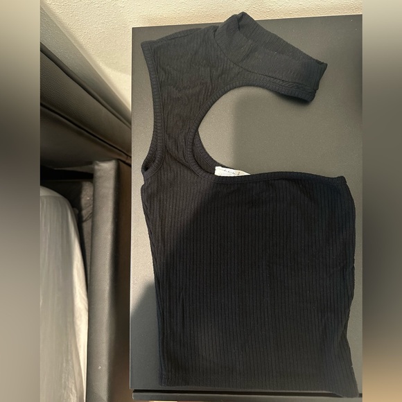 LF Cut Out Shoulder Mock Neck Tank Top - Picture 4 of 10